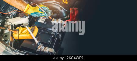 Nahaufnahme der Hand stecken Auto Kfz Batterie Ladegerät rote Klemme am Akku  plus Stockfotografie - Alamy