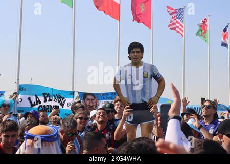 Doha, Katar, 21.. November 2022, argentinische Fans feiern auf der Corniche Stockfoto