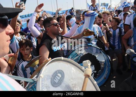 Doha, Katar, 21.. November 2022, argentinische Fans feiern auf der Corniche Stockfoto