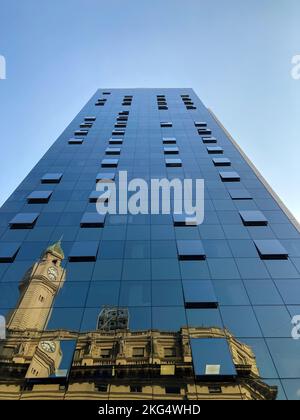 Der Parlamentspalast der Stadt Buenos Aires spiegelt sich in der Glasfassade eines Hochhauses wider Stockfoto