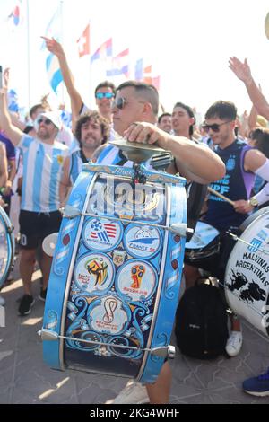 Doha, Katar, 21.. November 2022, argentinische Fans feiern auf der Corniche Stockfoto