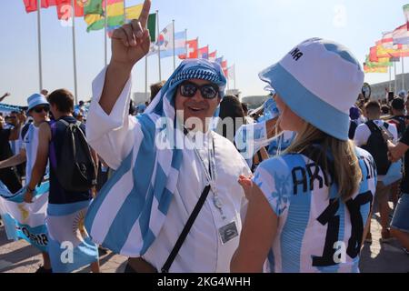 Doha, Katar, 21.. November 2022, argentinische Fans feiern auf der Corniche Stockfoto