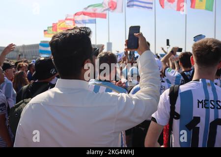 Doha, Katar, 21.. November 2022, Mann von Katar, argentinische Fans feiern auf der Corniche Stockfoto