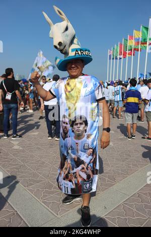 Doha, Katar, 21.. November 2022, argentinische Fans feiern auf der Corniche Stockfoto