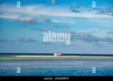 Die isolierte Ranger-Station für Park Rangers auf dem Nord-Atoll, Tubbataha Reef National Marine Park, Palawan Province, Sulu Sea, Pacific Ocean, Phili Stockfoto