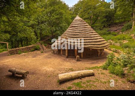 Beeston - 25 2022. Mai: Ruinen von Beeston Caslte, England. Stockfoto