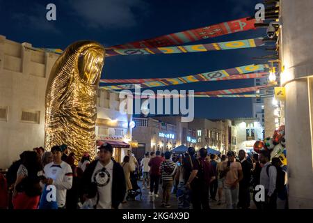 Doha, Katar . 21.. November 2022. Fußballfans in der Innenstadt am ersten Tag der FIFA Fußball-Weltmeisterschaft in Doha, Katar, am 21. November 2022. Foto: Igor Kralj/PIXSELL Credit: Pixsell Foto- und Videoagentur/Alamy Live News Stockfoto