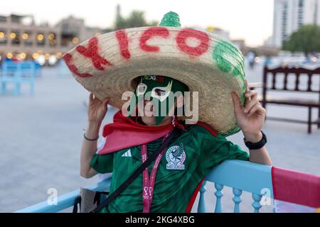 Doha, Katar . 21.. November 2022. Fußballfans in der Innenstadt am ersten Tag der FIFA Fußball-Weltmeisterschaft in Doha, Katar, am 21. November 2022. Foto: Igor Kralj/PIXSELL Credit: Pixsell Foto- und Videoagentur/Alamy Live News Stockfoto