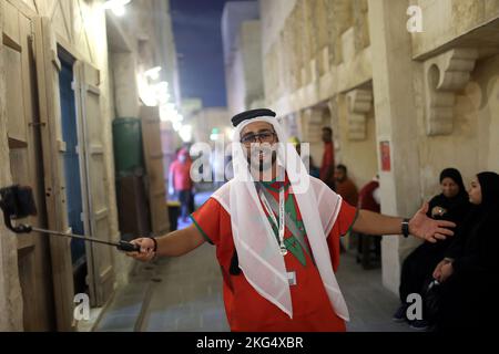 Doha, Katar . 21.. November 2022. Fußballfans in der Innenstadt am ersten Tag der FIFA Fußball-Weltmeisterschaft in Doha, Katar, am 21. November 2022. Foto: Igor Kralj/PIXSELL Credit: Pixsell Foto- und Videoagentur/Alamy Live News Stockfoto