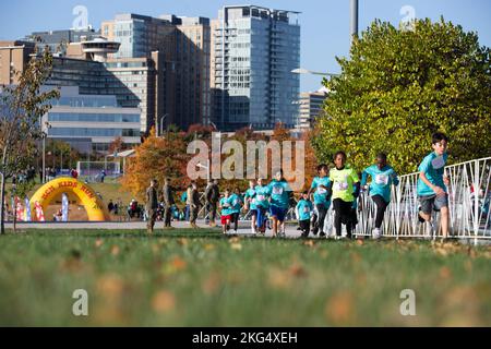 Kinder Rennen bis zum Ziel während des Marine Corps Marathon Kids Run in Arlington, Virginia, 29. Oktober 2022. Der One Mile Fun Run bot Kindern im Alter von 5-12 Jahren die Möglichkeit, mit Marines zu laufen; er beendete das Camp Miles, wo Familien Aktivitäten, Unterhaltung und Spiele genießen konnten. Stockfoto