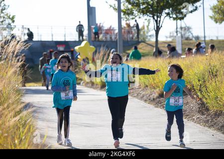 Kinder Rennen bis zum Ziel während des Marine Corps Marathon Kids Run in Arlington, Virginia, 29. Oktober 2022. Der One Mile Fun Run bot Kindern im Alter von 5-12 Jahren die Möglichkeit, mit Marines zu laufen; er beendete das Camp Miles, wo Familien Aktivitäten, Unterhaltung und Spiele genießen konnten. Stockfoto