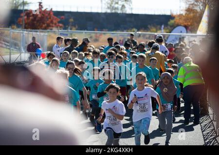 Kinder Rennen bis zum Ziel während des Marine Corps Marathon Kids Run in Arlington, Virginia, 29. Oktober 2022. Der One Mile Fun Run bot Kindern im Alter von 5-12 Jahren die Möglichkeit, mit Marines zu laufen; er beendete das Camp Miles, wo Familien Aktivitäten, Unterhaltung und Spiele genießen konnten. Stockfoto