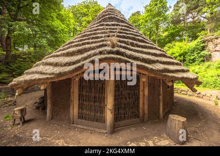 Beeston - 25 2022. Mai: Ruinen von Beeston Caslte, England. Stockfoto