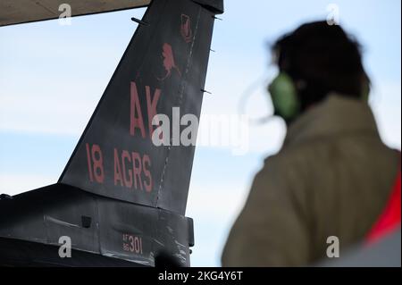 Ein Chef der US-Luftstreitkräfte, der der Wartungseinheit für Flugzeuge des Jahres 18. zugewiesen wurde, führt auf der Eielson Air Force Base, Alaska, am 29. Oktober 2022, einen Bergebetrieb auf einem 18.-Aggressor-Squadron F-16 Fighting Falcon durch. Damit wird Eielson zum ersten Mal die Lackierung des Wraith Aggressor in seinem Flugzeugbestand haben. Stockfoto