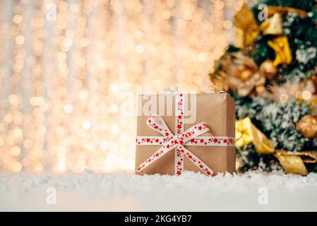 Weihnachtsgeschenkbox mit Dekoration Neujahr Stockfoto