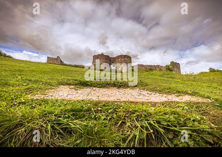 Beeston - 25 2022. Mai: Ruinen von Beeston Caslte, England. Stockfoto