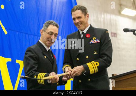 Vice Adm. Angus Topshee, Kommandant der Royal Canadian Navy, rechts, überreicht Capt. Paul Lanzilotta, dem Kommandanten des erstklassigen Flugzeugträgers USS Gerald R. Ford (CVN 78), während eines Empfangs im Rahmen des ersten internationalen Hafenbesuchs des Schiffes in Halifax, Nova Scotia, 29. Oktober 2022. Die Gerald R. Ford Carrier Strike Group (GRFCSG) wird im Atlantischen Ozean eingesetzt und führt zusammen mit NATO-Alliierten und Partnern Trainings und Operationen durch, um die Integration für zukünftige Einsätze zu verbessern und das Engagement der US-Marine für einen friedlichen, stabilen und konfliktfreien Atlantik zu demonstrieren Stockfoto