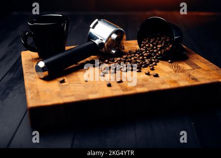 Kaffeebohnen-Tasse und Portafilter aromatischer Kaffee Stockfoto