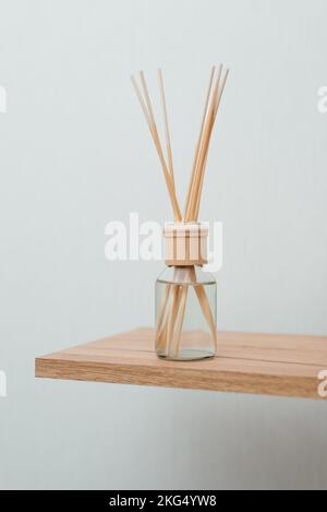 Reed-Lufterfrischer auf dem Tisch im Zimmer Stockfoto