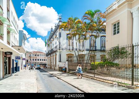 Sao Joao del Rei - 5. März 2022: Straßen und Architektur der historischen Stadt Stockfoto