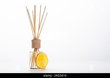 Diffusor aus Zitrusrebe für Zuhause auf weißem Hintergrund Stockfoto