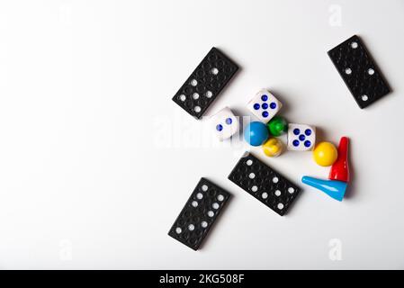 Dominosteine, Würfel und Figuren für Brettspiele Stockfoto