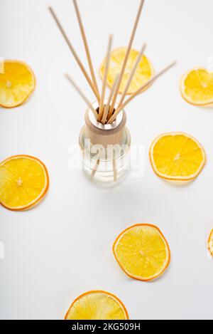 Das Aroma klebt in der Glasflasche. Holzaroma bleibt in einem Glaskolben stecken Stockfoto