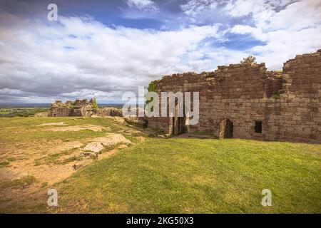 Beeston - 25 2022. Mai: Ruinen von Beeston Caslte, England. Stockfoto