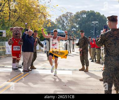 US Marine Corps Capt. Kyle King, gebürtiger Yucca Valley, Kalifornien, überquert die Ziellinie als erster mit einer inoffiziellen Zeit von 2 Stunden, 19 Minuten und 19 Sekunden beim Marine Corps Marathon 47. in Arlington, Virginia, 30. Oktober 2022. Teilnehmer aus der ganzen Welt rasten auf dem monumentalen MCM-Kurs durch Washington, D.C., und endeten am Marine Corps war Memorial in Arlington, Virginia. Die Veranstaltung war eine Feier der Ehre, des Mutes und des Engagements jedes Finishers für das Training und den Abschluss des Marathons. Stockfoto