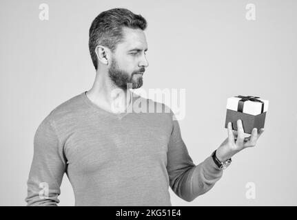 Schöner Mann bereiten für Romantik Datum. Reifer Mann mit Business-Belohnung. Anlass Gruß. Stockfoto