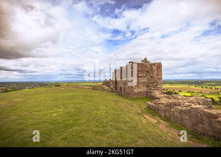 Beeston - 25 2022. Mai: Ruinen von Beeston Caslte, England. Stockfoto