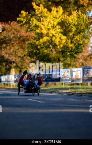 Handradler fahren während des Marine Corps Marathon 47. in Hains Point, Washington D.C., 30. Oktober, durch die „Wear Blue: Run to Remember“-Meile. 2022. Die Meile „Wear blue: Run to Remember“ ist eine Hommage an die Menschen, die ihr Leben für dieses Land hingegeben haben, und zeigt 225 Poster mit Fotos der Gesichter der Gefallenen. Stockfoto