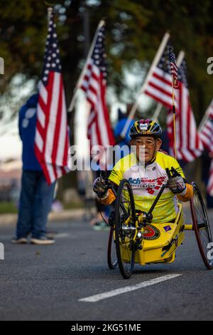 Cesar Jimenez, Teilnehmer am Marine Corps Marathon 47., fährt am 30. Oktober 2022 in Hains Point, Washington D.C. durch die „Wear Blue: Run to Remember“-Meile. Teilnehmer aus der ganzen Welt rasten auf dem monumentalen MCM-Kurs durch Washington, D.C., und endeten am Marine Corps war Memorial in Arlington, Virginia. Die Veranstaltung war eine Feier der Ehre, des Mutes und des Engagements jedes Finishers für das Training und den Abschluss des Marathons. Stockfoto