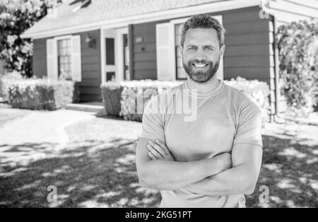 Immobilienmakler im Haus zum Verkauf. makler begrüßen Besucher. Mieten oder kaufen neues Haus. Stockfoto