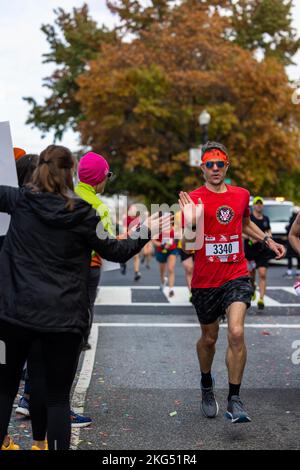 Chris B. Gower, Teilnehmer am Marine Corps Marathon 47., hat eine Gruppe von Anhängern während des MCM 47. in Washington D.C. am 30. Oktober 2022 gewonnen. Die Läufer nahmen am Marathon Teil, nicht nur um das Marine Corps und ihr Land zu unterstützen, sondern auch um die einzigartige Erfahrung zu haben, auf einem ikonischen Kurs mit den Marines zu laufen, nachdem sie monatelang viel Engagement und Engagement für ein lebenslanges Training hatten. Stockfoto