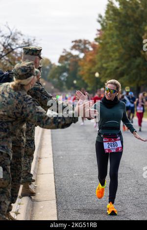 Paola Seifer, eine Teilnehmerin am Marine Corps Marathon 47., hat eine Gruppe von Marines während des MCM 47. in Hains Point, Washington D.C. am 30. Oktober 2022, hochgestellt. Die Läufer nahmen am Marathon Teil, nicht nur um das Marine Corps und ihr Land zu unterstützen, sondern auch um die einzigartige Erfahrung zu haben, auf einem ikonischen Kurs mit den Marines zu laufen, nachdem sie monatelang viel Engagement und Engagement für ein lebenslanges Training hatten. Stockfoto