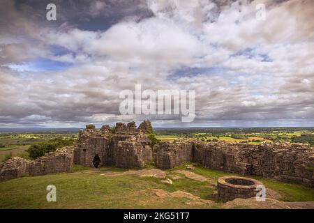 Beeston - 25 2022. Mai: Ruinen von Beeston Caslte, England. Stockfoto