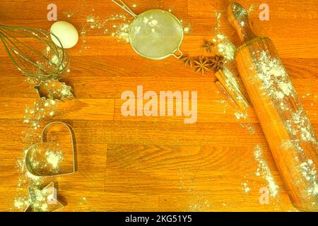 Zutaten zum Kochen von Weihnachtsgebäck. Brauner Hintergrund, Draufsicht Stockfoto