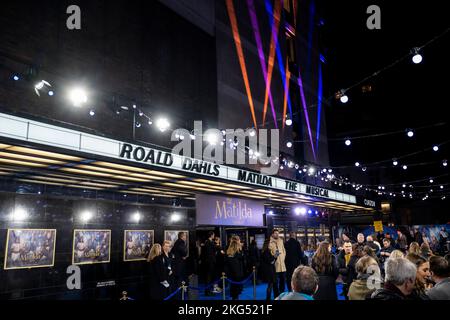 London, Großbritannien. 21. November 2022. Ein allgemeiner Blick auf die britische Gala-Vorführung von Roald Dahls ‘Matilda: The Musical’ im Curzon Mayfair. Kredit: Stephen Chung / Alamy Live Nachrichten Stockfoto