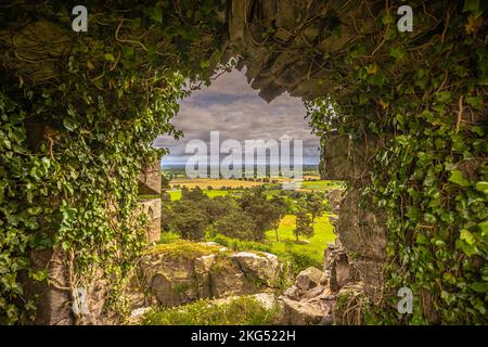 Beeston - 25 2022. Mai: Ruinen von Beeston Caslte, England. Stockfoto