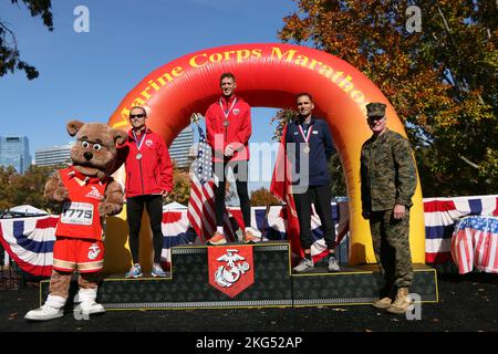 Marine Capt Kyle King, Marine Major Sean Barrett und Navy LT. Cmdr. Thomas Betterbed gewinnt Gold, Silber und Bronze während der Armed Forces Marathon Championship 2022, die zusammen mit dem Marine Corps Marathon 47. in Washington, D.C. stattfand.die Armed Forces Championship besteht aus Teams des Marine Corps, der Marine (mit Coast Guard Runners) und der Air Force. Verteidigungsministerium Foto von Herrn Steven Dinote - veröffentlicht. Stockfoto