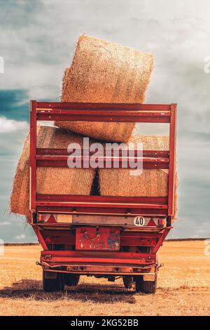 LKW auf der Straße in der Sonne Stockfoto