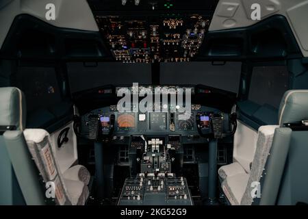 Leeres Pilot-Cockpit mit eingeschaltetem Cockpit auf dem Cockpit in der Nacht, ohne Menschen Stockfoto