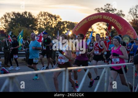 Die Läufer beginnen ihr Rennen während des Marine Corps Marathon 47. in Arlington, Virginia, am 30. Oktober 2022. Die von den Männern und Frauen des United States Marine Corps organisierte 47. MCM ist die erste Live-Veranstaltung seit 2019. An dem 26,2 Meilen langen Rennen nahmen rund 20.000 Teilnehmer, mehr als 2.200 Marineinfanteristen und Seeleute sowie 1.500 zivile Freiwillige Teil. Bekannt als „People's Marathon“, gibt es kein Preisgeld für Top-Finisher; alle Läufer wurden für ihre Ehre, ihren Mut und ihr Engagement gefeiert. Stockfoto