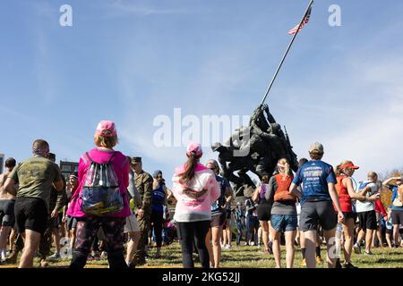 Die Finisher des Marathons versammeln sich nach dem Marine Corps Marathon 47. in Arlington, Virginia, am 30. Oktober 2022 um das US Marine Corps war Memorial. Bekannt als „People's Marathon“, gibt es kein Preisgeld für Top-Finisher; alle Läufer wurden für ihre Ehre, ihren Mut und ihr Engagement gefeiert. Stockfoto