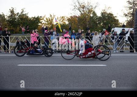 Handradler beginnen ihr Rennen während des Marine Corps Marathon 47. in Arlington, Virginia, am 30. Oktober 2022. Die von den Männern und Frauen des United States Marine Corps organisierte 47. MCM ist die erste Live-Veranstaltung seit 2019. An dem 26,2 Meilen langen Rennen nahmen rund 20.000 Teilnehmer, mehr als 2.200 Marineinfanteristen und Seeleute sowie 1.500 zivile Freiwillige Teil. Bekannt als „People's Marathon“, gibt es kein Preisgeld für Top-Finisher; alle Läufer wurden für ihre Ehre, ihren Mut und ihr Engagement gefeiert. Stockfoto