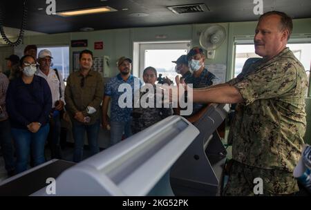 221030-N-VQ841-1134 PUERTO BARRIOS, Guatemala (Okt 30, 2022) Kapitän Bryan Carmichael, commodore von Amphibious Squadron (PHIBRON) 4, spricht mit Gouverneur Byron Amilcar Solares Ogaldez, Gouverneur des Departements Izabal, guatemaltekische Dienstmitglieder und Mitglieder der Gemeinschaft an Bord des Krankenhausschiffs USNS Comfort (T-AH 20), 30. Oktober 2022. Comfort wird in der US 4.-Flotte eingesetzt, um die Fortführung von Promise 2022 zu unterstützen, einer humanitären Hilfe- und Kulanzmission, die direkte medizinische Versorgung, medizinische Expeditions- und Veterinärversorgung sowie einen fachlichen Austausch mit fünf Partnerländern in der Karibik durchführt Stockfoto