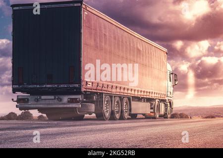 LKW auf der Straße in der Sonne Stockfoto