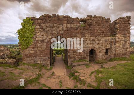 Beeston - 25 2022. Mai: Ruinen von Beeston Caslte, England. Stockfoto