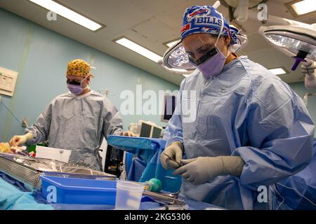 PUERTO BARRIOS, Guatemala (Okt 30, 2022) Hospital Corpsman 2. Klasse Christopher O'Neil, links, und Hospital Corpsman Catherine DeDominicis reinigen chirurgische Instrumente nach einer Operation an Bord des Krankenhausschiffs USNS Comfort (T-AH 20), 30. Oktober 2022. Comfort wird in der US-Flotte von 4. eingesetzt, um die Fortführung von Promise 2022 zu unterstützen, einer humanitären Hilfskräfte und Kulanzmission, die direkte medizinische Versorgung, medizinische Expeditions- und Veterinärversorgung sowie den Austausch von Fachexperten mit fünf Partnerländern in der Karibik, Mittel- und Südamerika durchführt. Stockfoto